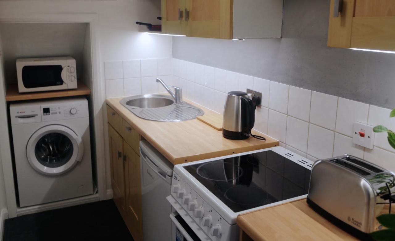 One-Bedroom Flat In Cheam Village Εξωτερικό φωτογραφία